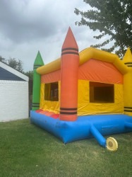 ME0fa4c5387dfdaee5619e6dcf2e19ba54 1750187035 Colorful Crayon Bounce House